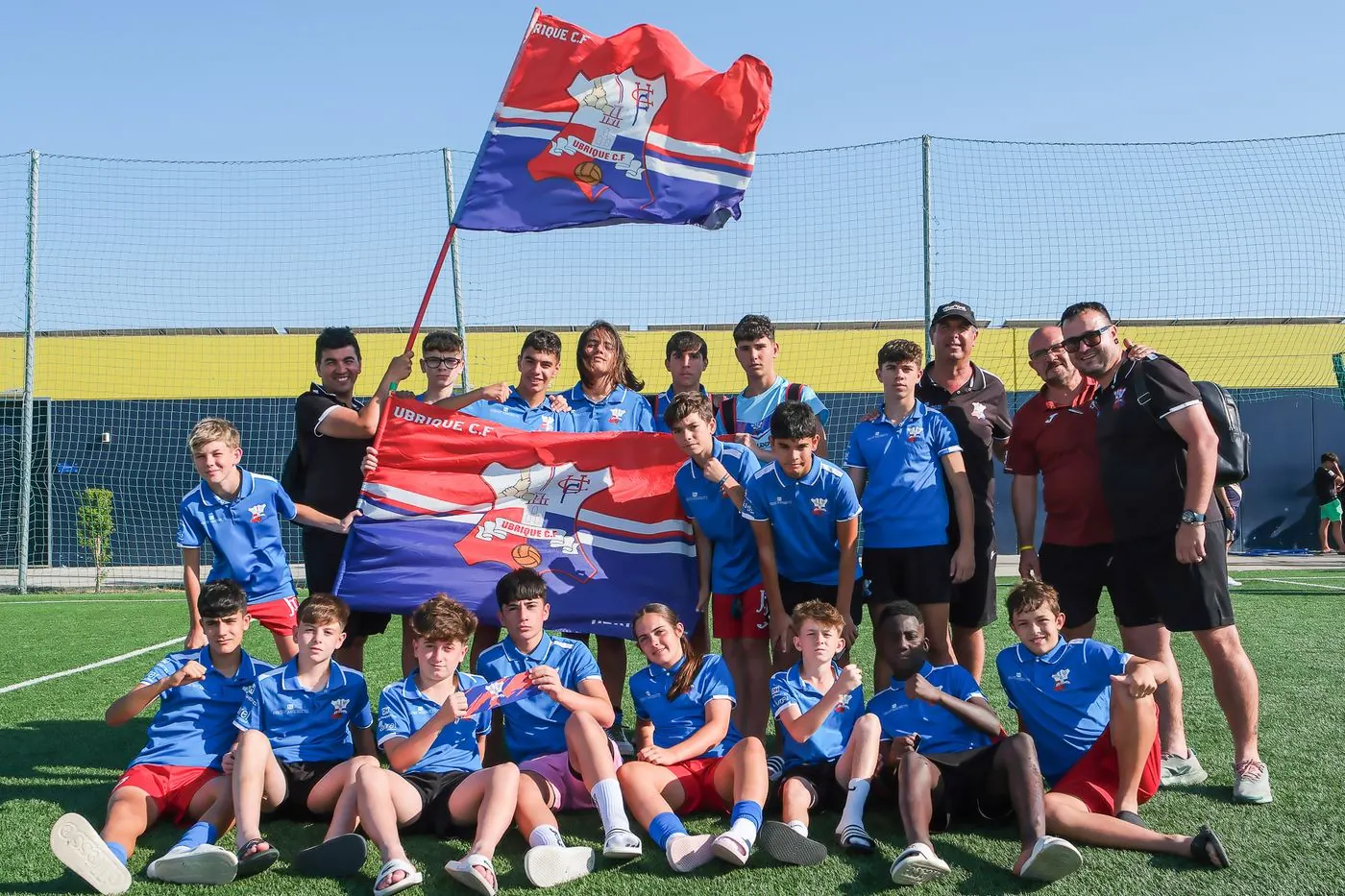 Equipo posando con su bandera