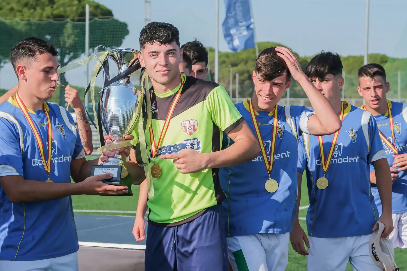 Capitanes con el trofeo en la Edición I