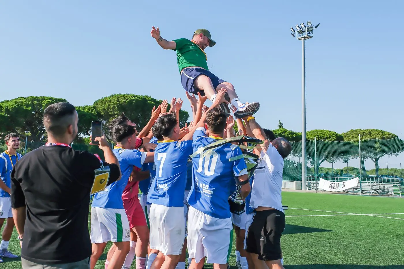 Jugadores manteando a un compañero tras ganar el título