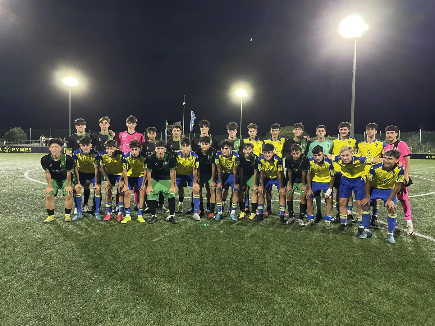 Dos equipos juntos tras un partido nocturno