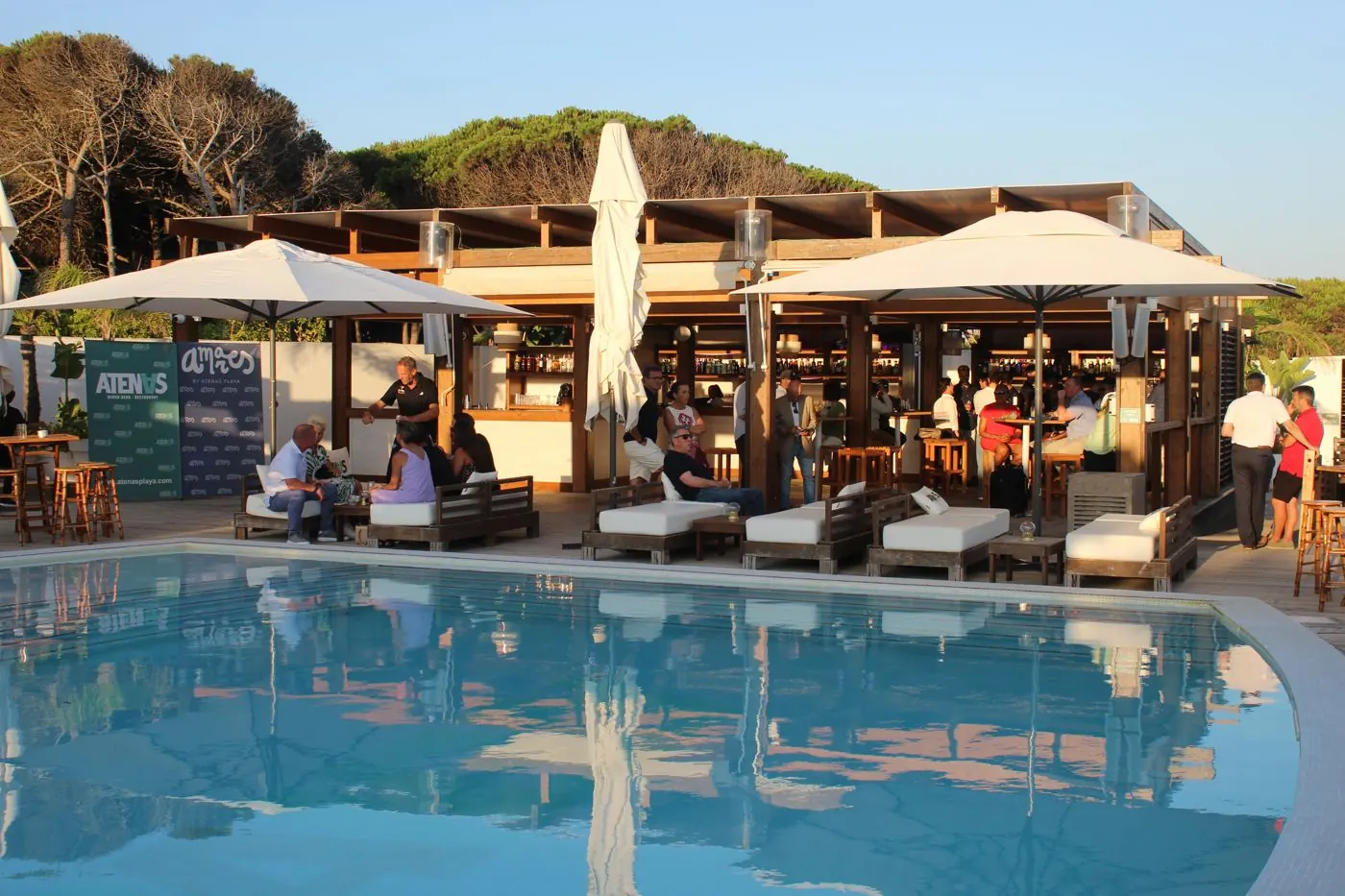 La piscina de Atenas Playa durante la inauguración