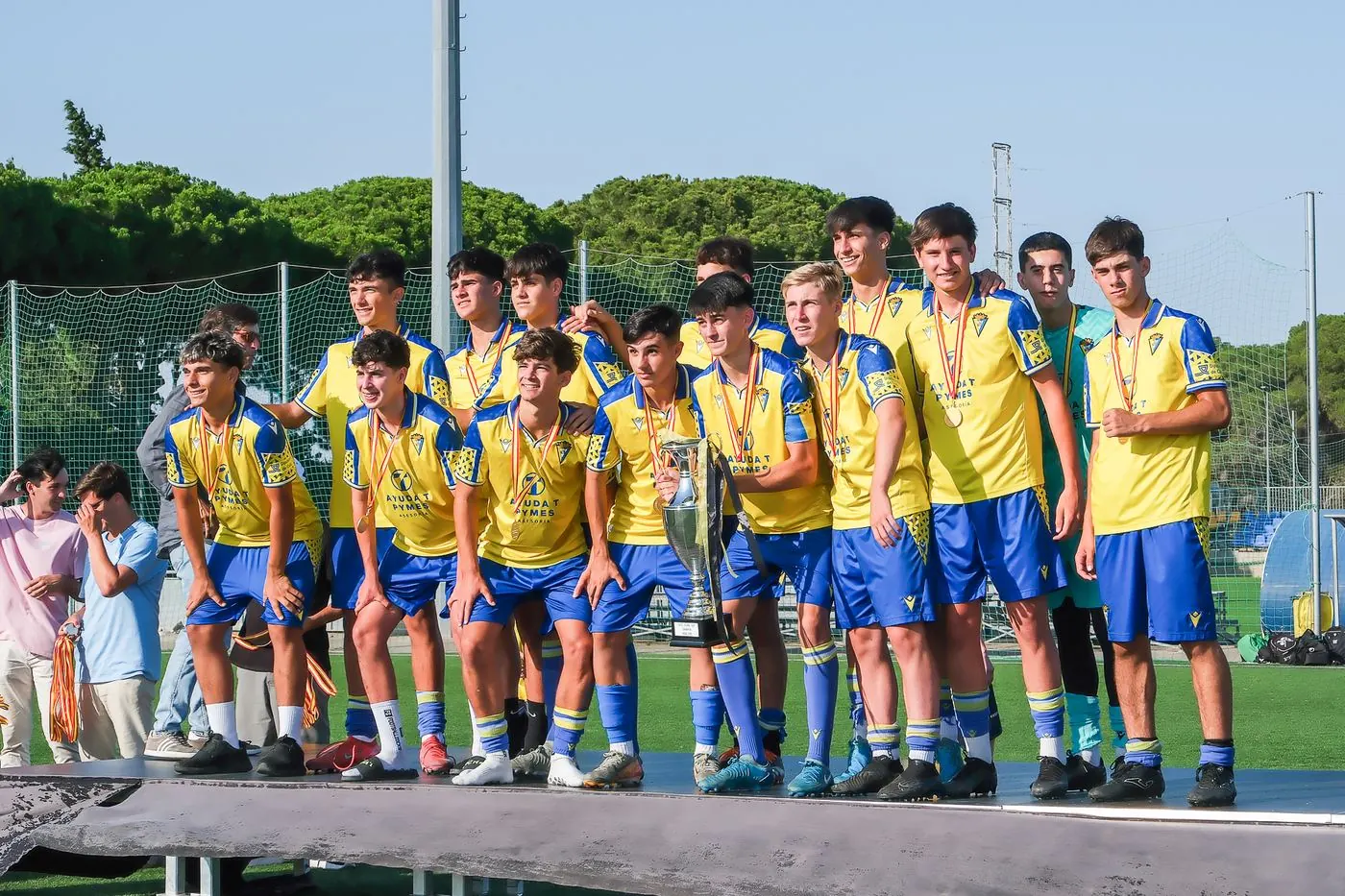 Equipo en el podio