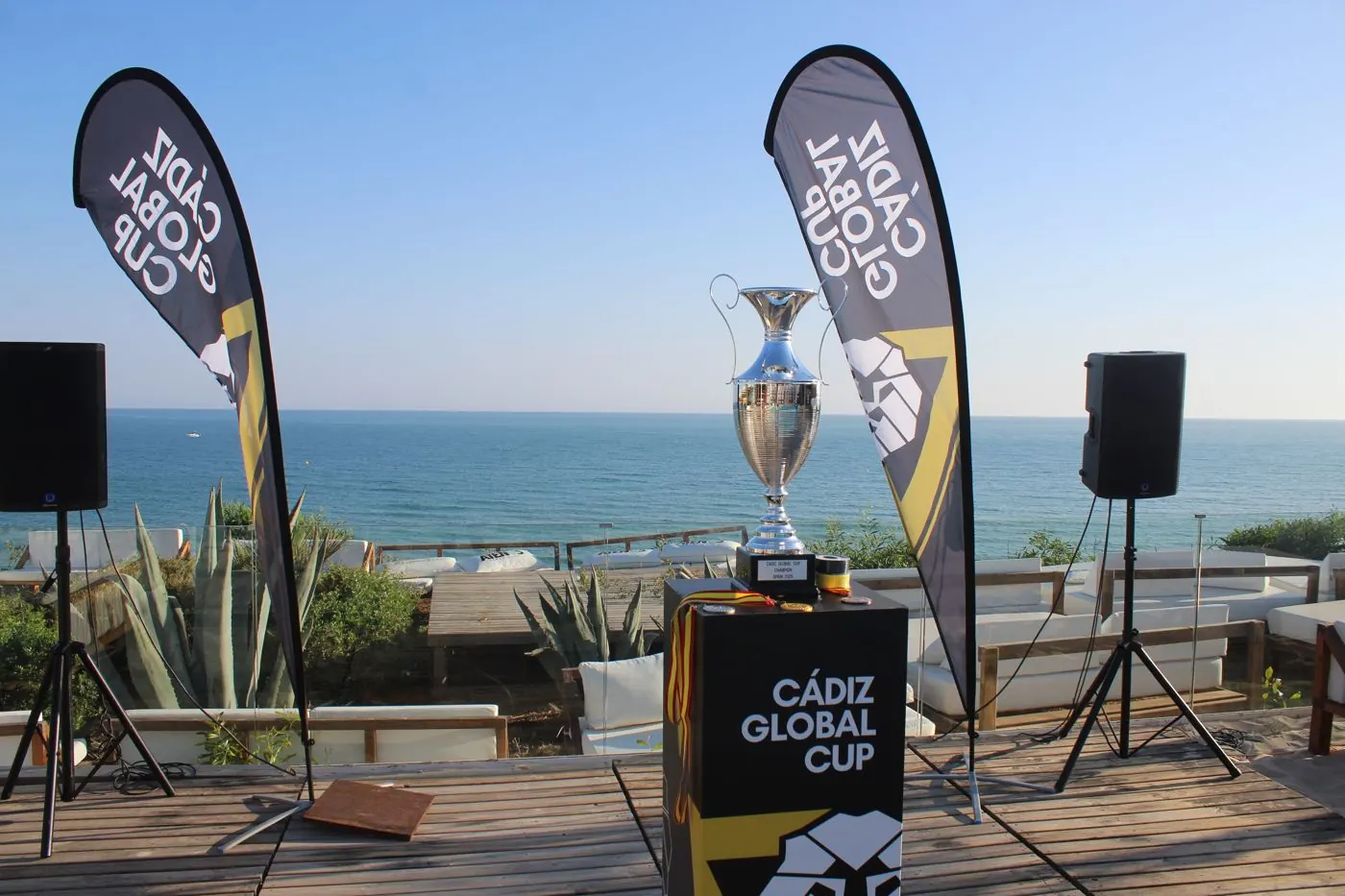 El trofeo de la primera edición en la terraza frente al mar