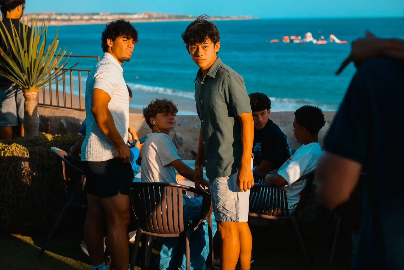 Jugadores en la terraza de Atenas Playa durante la inauguración