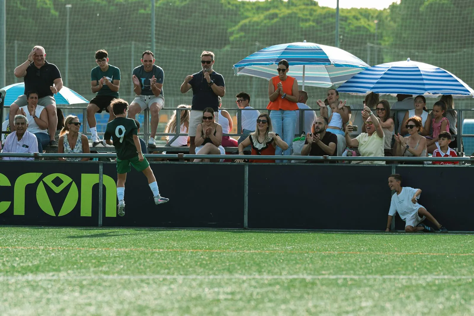 Partido de la Edición II con la grada llena en la ciudad deportiva El Rosal